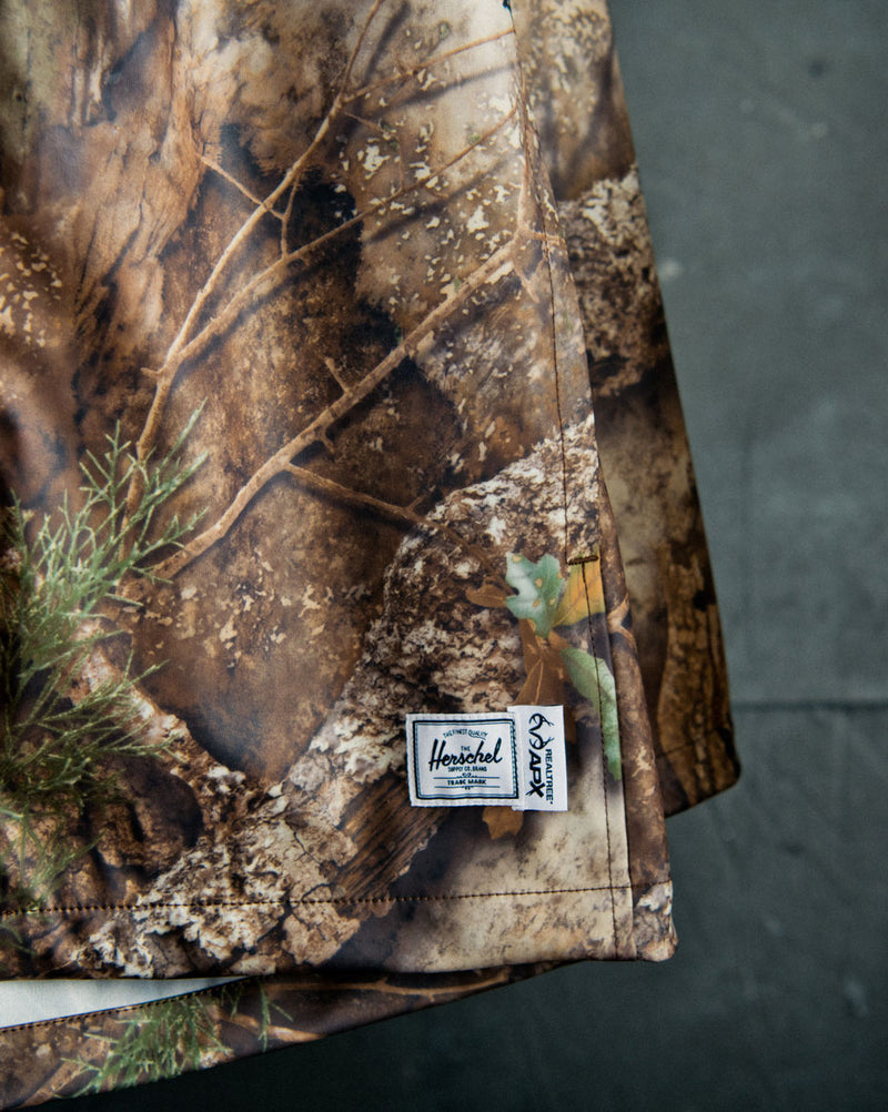 Herschel Supply Co. Women's Realtree Skeena Raincoat in Realtree APX Camo size guide chart.